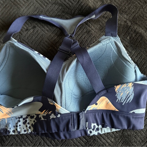 Under Armour UA Breathelux High Sports Bra with a multi-color print. XL - Picture 3 of 4